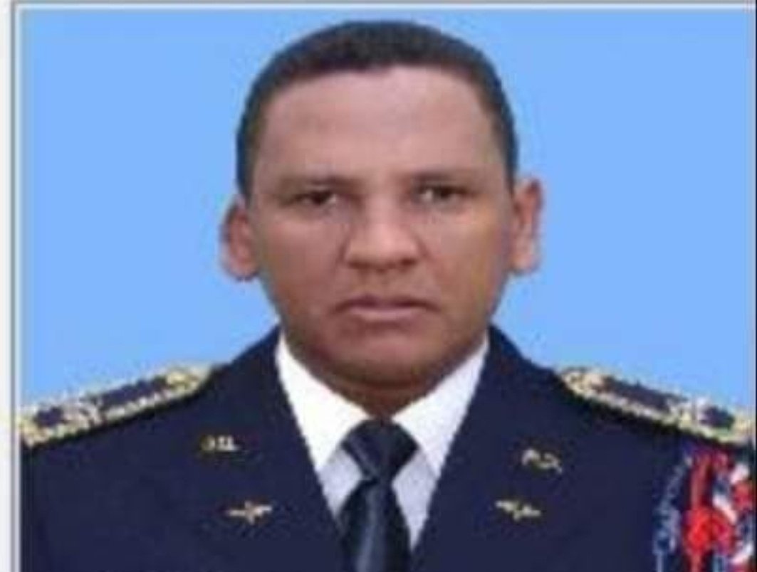 Se suicida coronel de la Fuerza Aérea 
robertocavada.com/nacionales/202…

La madrugada de hoy se suicidó un teniente coronel de la Fuerza Aérea de la República Dominicana en el Residencial San Isidro Labrador. 

Se trata de Juancito Peña Urbaez, quién s...