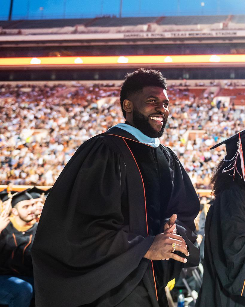 EmmanuelAcho's tweet photo. It was the greatest honor of my life to deliver the commencement address to the class of 2022 at my alma mater, The University of Texas.

I was delighted to give a copy of my book, “Illogical” to every graduate. Congrats Class of 2022, go change the world! https://t.co/u7IS2lXu6P