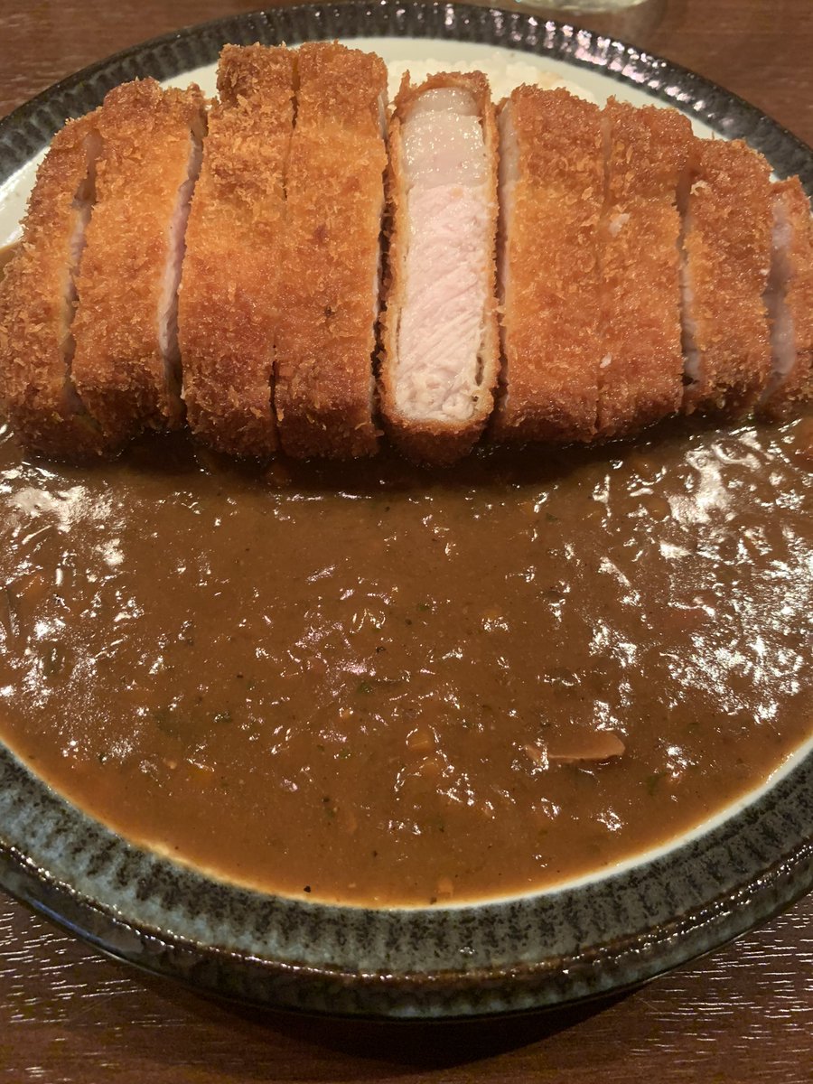 sapphire39's tweet photo. ピンディ食堂
ロースカツカレー
ライスが見えないカツのサイズ感！
そして程よい脂身のロース肉にサクサクな薄めの衣👍
ルーは細かく刻まれた野菜の旨味たっぷりの優しい味🥹
ボリューミーに見えるけどさらりと食べられました😁
近くにある名店のめん八に吸い寄せられそうですが、ここも最高で��た❗️ https://t.co/rJsJUBQtbw