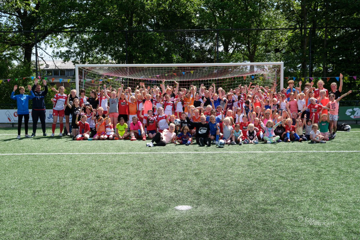fcdebilt's tweet photo. Sorry jongens, vandaag was voor de meiden! 😁

120 deelneemsters tussen de 5 en 19 jaar, voetballend onder leiding van de Utrechtse Voetbalschool en onze MO19-1 toppers. Mét bezoek van Eredivisie speelsters Inessa Kaagman &amp; Danique Kerkdijk. 🥳

25 jaar FC De Bilt is écht leuk! https://t.co/O2lKoU7a8S