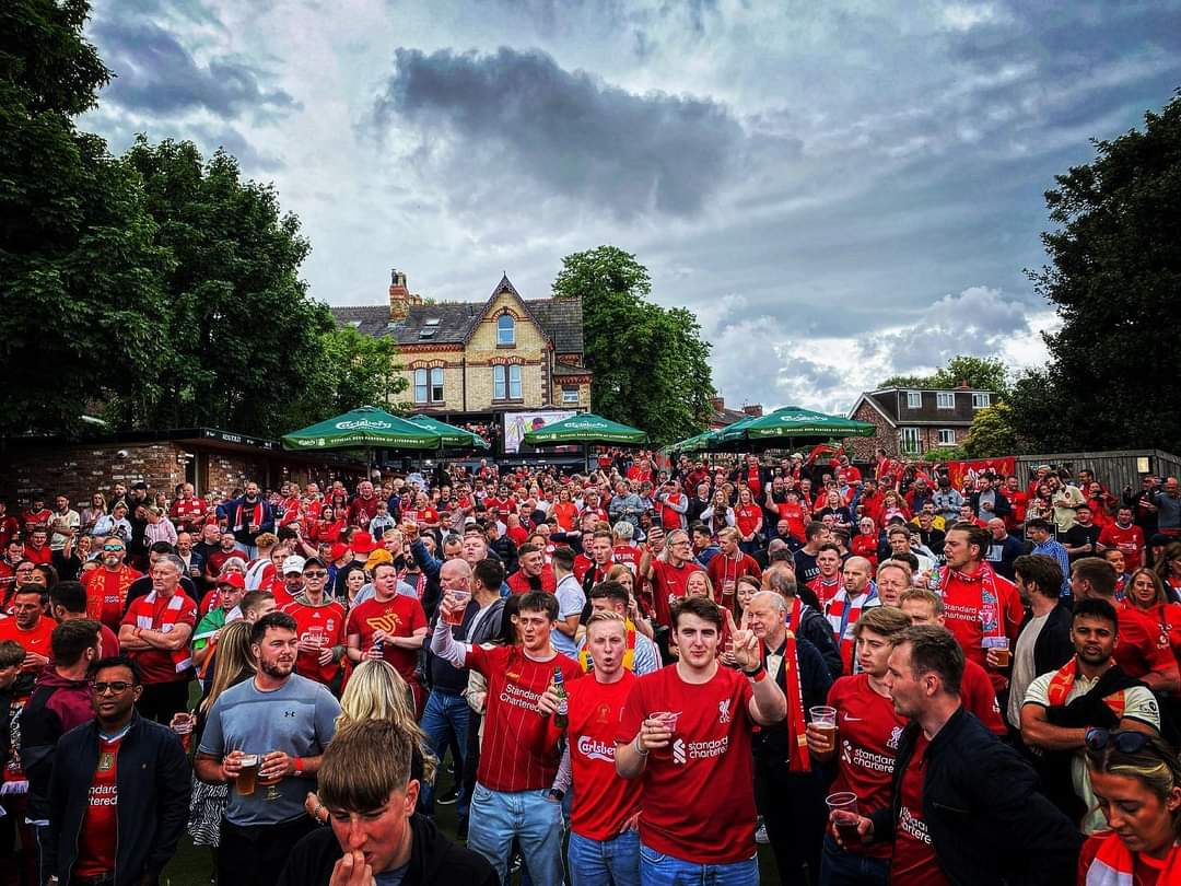 Great to see good friend <a href="/T14WSH/">Tage</a> yet again packed out at his legendary <a href="/LFC/">Liverpool FC</a> supporters bar <a href="/taggysbar/">Taggy’s</a> ....... great season for the reds and look forwards to catching up with the crowds Friday afternoons with fresh seafood platters and bbq fodder to enjoy with a cold beer!! 🇬🇧♥️⚽