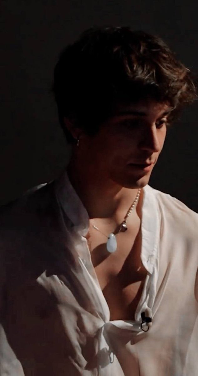 _bloodymarys_'s tweet photo. in questa foto è bellissimo.
#AMICI21 #Verissimo #AlexVerissimo https://t.co/Xh9CZUUQFg