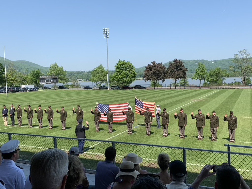 Congratulations to these newly commissioned 2LTs 🇺🇸 ⚔️ 

#GoArmy | #USMA2022