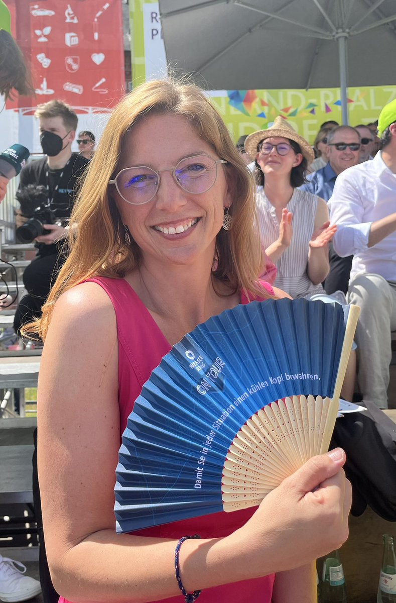 Sabine_Baetzing's tweet image. Die Hitze hat  uns auf der Tribüne während des #Festumzugs nichts ausgemacht... #Fächer #Prävention #rlpTag #WeisserRing