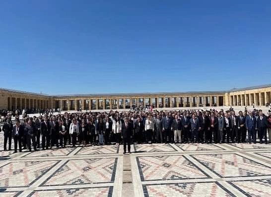 Genel Başkanımız ve 11. Olağan Genel Kurulumuz için Ankara’ya gelen şube başkanı ve yöneticilerimiz Anıtkabir’i ziyaret ederek Ulu Önder Gazi Mustafa Kemal Atatürk’ün mozolesine çelenk bıraktı.
#LiyakatveSadakatÜlkücüBirErdemdir #türkav