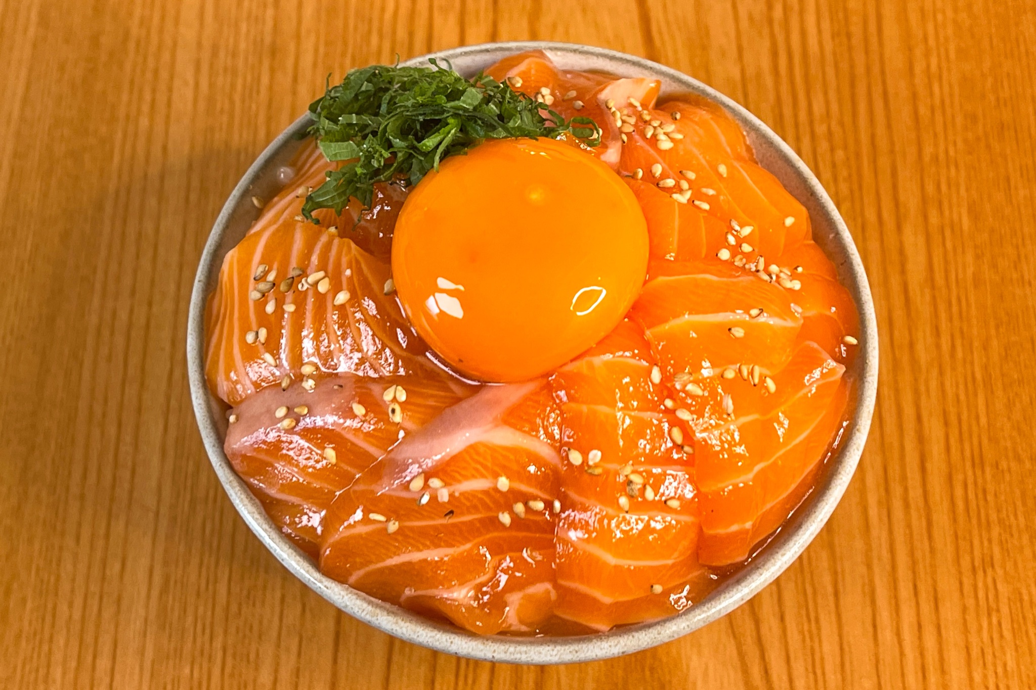 まるみキッチン 簡単レシピ 漬け置きするだけ 究極のサーモン漬け丼 醤油 料理酒各大さじ1 みりん小さじ2を混ぜたら600w1分チンしてアルコールを飛ばし粗熱をとる サーモン0gを切ったら漬けダレに10分漬けおき 白ごはんに を盛り付け卵黄