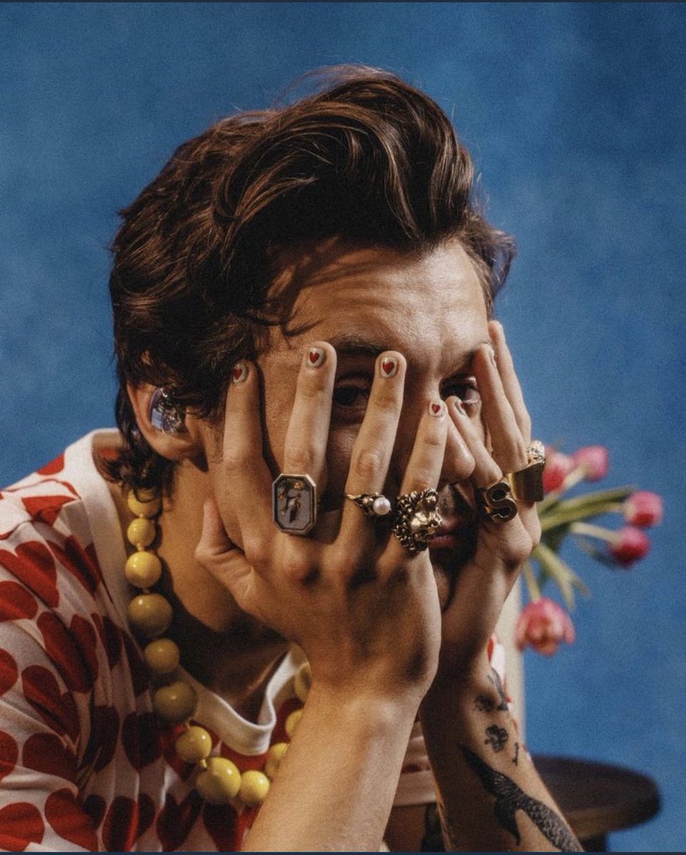 canyonmoonblu's tweet photo. the nails matching his shirt 🥹🫶 https://t.co/fpoxFB7GmL