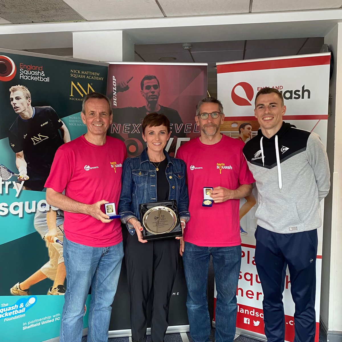nickmatthew's tweet photo. Was great to have teams from all over the country @Hallamshire yesterday making for a great @DunlopSquash #dunlopnationalclubs finals day. Onwards &amp; upwards with support from @englandsr to make an even bigger &amp; better event next season #sheffieldissuper https://t.co/NAEwjzFZrV