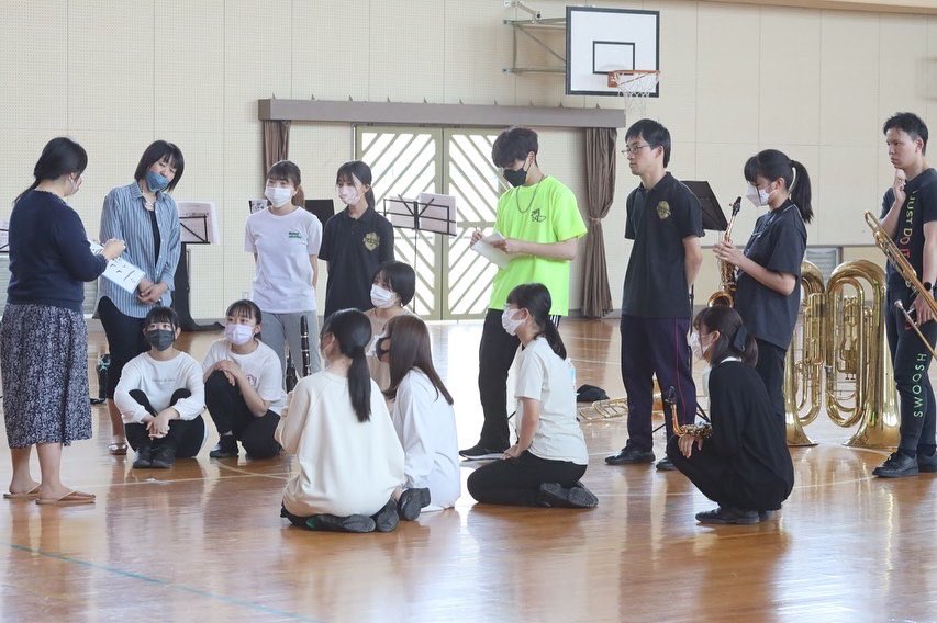 こんばんは！
今日は勝幡小学校で京都から先生をお迎えして基礎合奏のレッスンをしていただきました！

次回の練習は5月28日(土)午後4時から午後８時半まで勝幡小で行います！
午後5時から1時間程度、入団を考えていただいている方への説明会も行います！
ホームページからの申込お待ちしております！