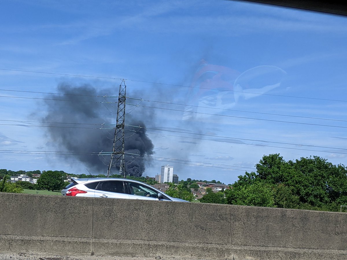 CitizenLuc's tweet photo. Yeah, was wondering what is going on. Looked real scarry from M25.. #fire https://t.co/QKWn8ll3HJ