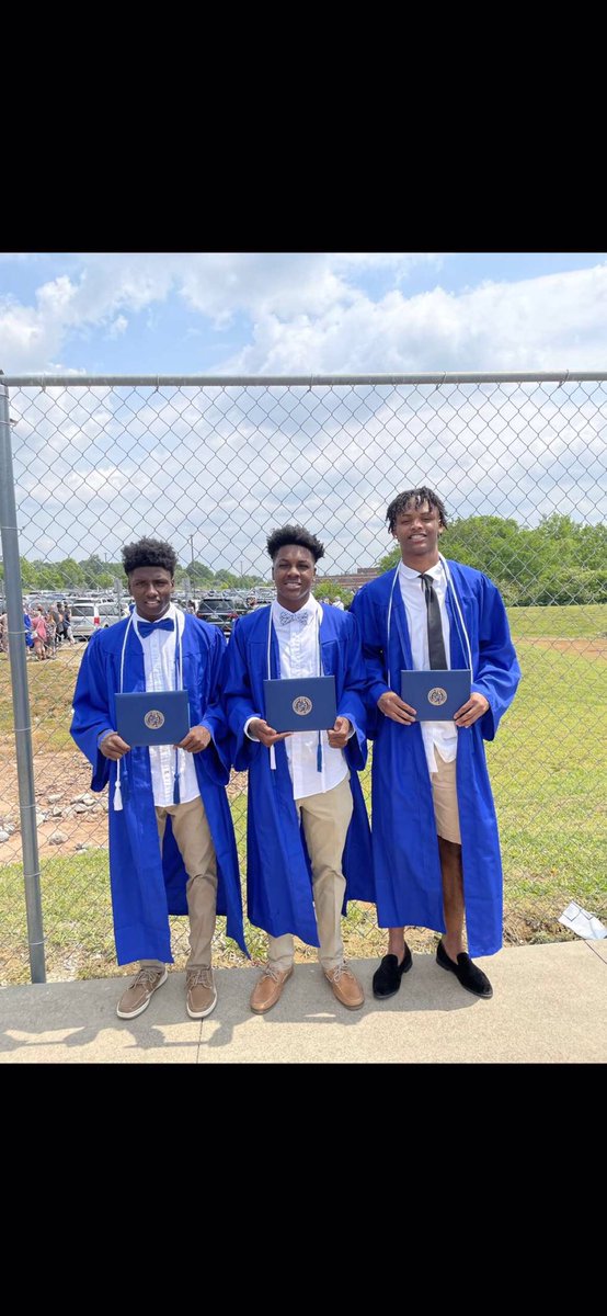 I wanna thank Lebanon high school and the staff for a great 4 years i also wanna thank <a href="/GentryC20/">Chuck Gentry</a> and <a href="/BDPFootball/">Lebanon Football</a> for an opportunity to play <a href="/Red_Raven_FB/">Coffeyville Football</a> 🔵⚪️🔴⚪️