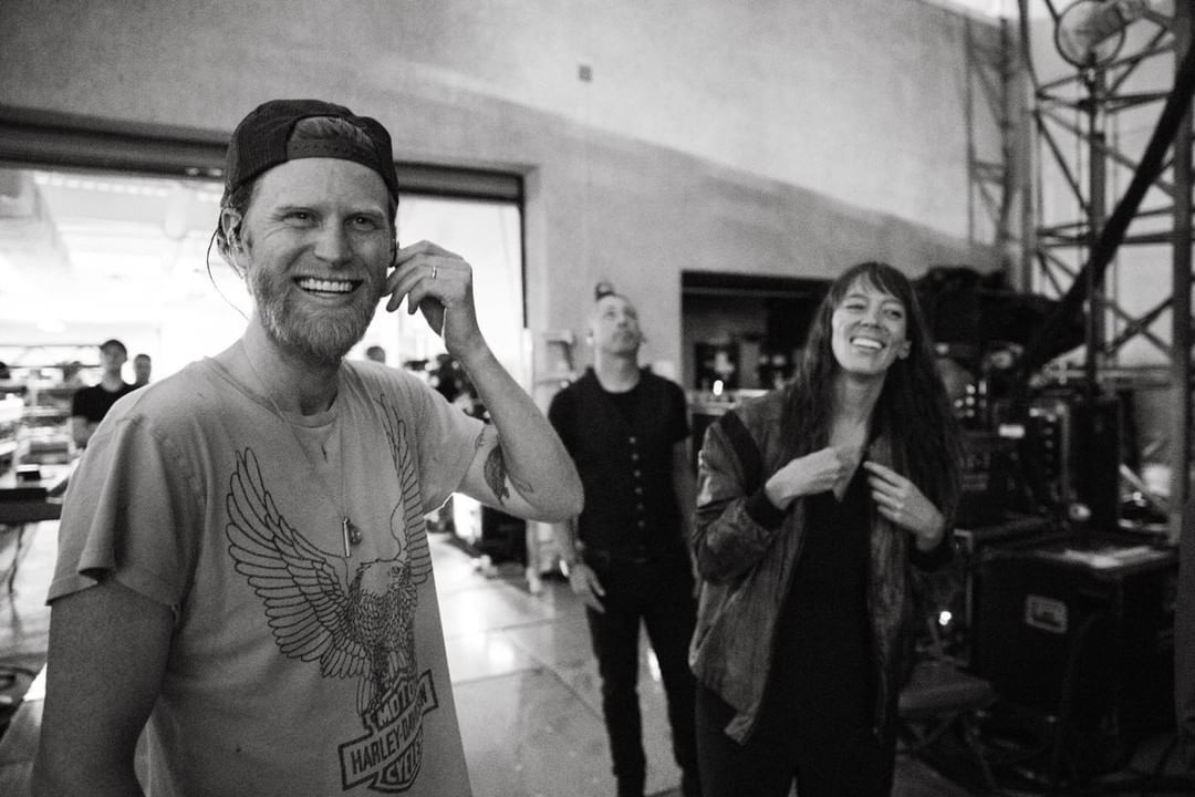 throwbacksavl's tweet image. Backstage smiles 😊🎶

[📸: Olivia Bastone] #thelumineers
