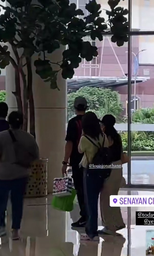 Xan_shine's tweet photo. Red velvet di mall Sency jakpus
Source: https://t.co/HNJQIjc18A
#RedVelvet #REDVELVET_in_Indonesia #senayancity #sency #IRENE #WENDY #JOY #YERI #SEULGI https://t.co/m2SkK7gf1E