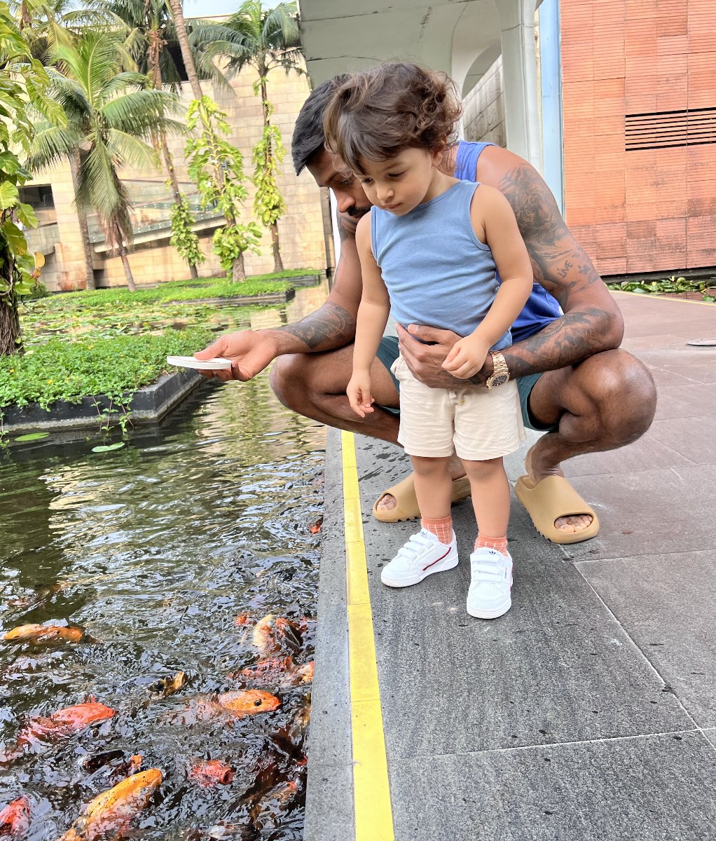 gujarat_titans's tweet photo. We've been 𝓕𝓲𝓼𝓱𝓲𝓷𝓰 for moments to capture 😉... And here's the cutest one by far 🥰💙@hardikpandya7
 
#SeasonOfFirsts #AavaDe https://t.co/kCvLvr3Bc7
