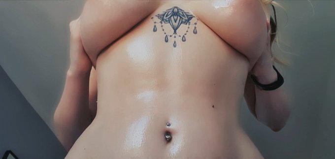 Send &pound;10 for this exclusive oiled-up tiddy short  Not available anywhere else! 💜  https://t.co/0D1S67TaI6<a href="/tag/newprofilepic"class="tags"><span>#newprofilepic</span></a>