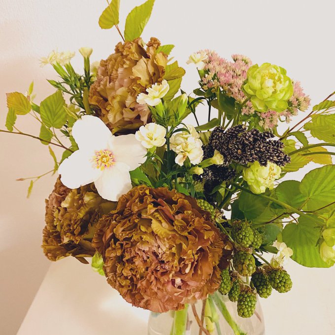 おとといの花束にアンティークな色味のトルコ桔梗を足してみた。違う雰囲気になっておもしろい。 