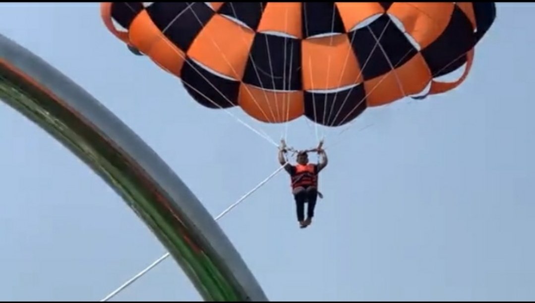 ias_kundan's tweet photo. Trial of Bihar's First Parasailing adventure sports is done successfully at the #Amwaman today. Amwaman would become an Exotic Water Sports Destination. Historic Day for the Tourism Development of West Champaran District.Congrats everyone.@TourismBiharGov @tourismgoi @IPRD_Bihar https://t.co/1TEZpHcAhm