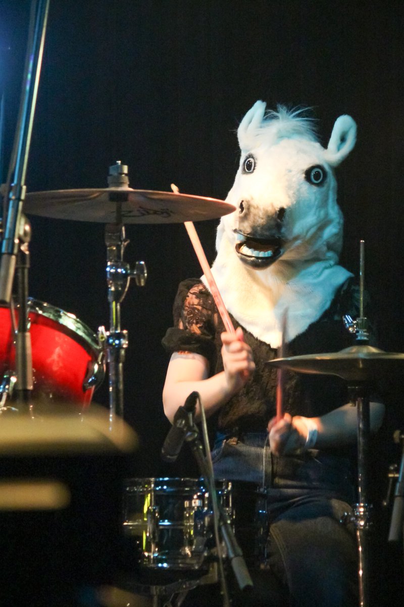 Bee02r's tweet image. 2022/05/22 表町フェスティバル　YEBISU YA PRO

生演奏を初めて聞いたけどやっぱ上手いな！
でも馬の顔につい目がいちゃう😅

#torauma　＃トラウマ　＃姉弟バンド