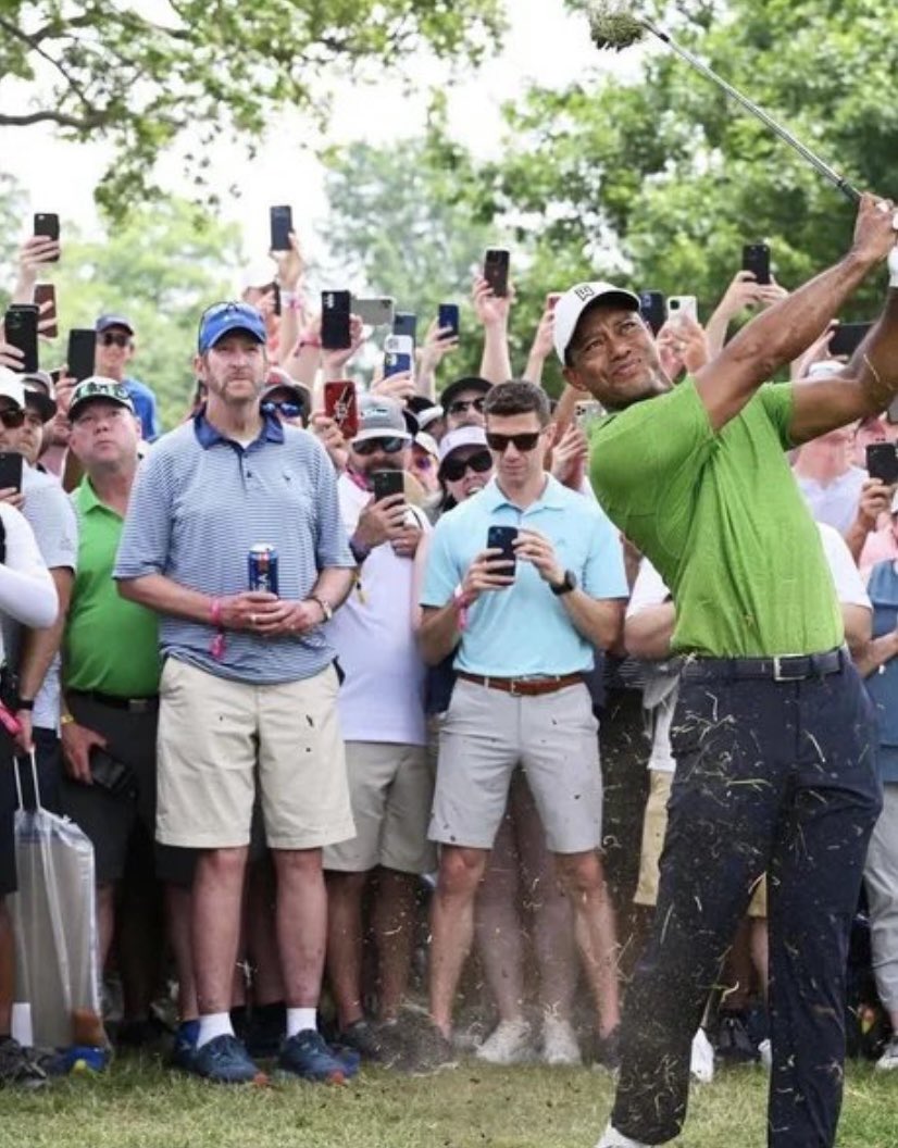 30 personer med skärmar på jakt efter en bekräftelse de aldrig kommer nå.
Och en ensam man som knäckt livets gåta och helt enkelt tog med sig en bärs istället.