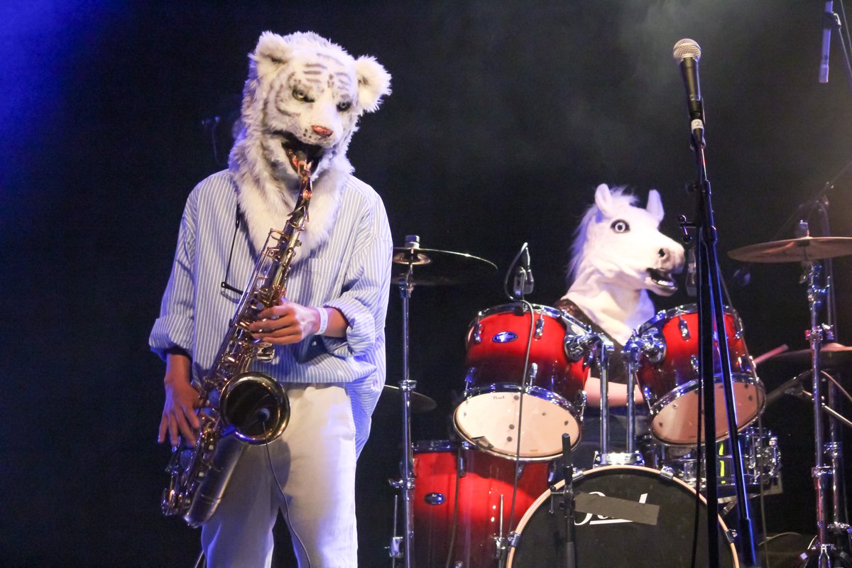 Bee02r's tweet image. 2022/05/22 表町フェスティバル　YEBISU YA PRO

生演奏を初めて聞いたけどやっぱ上手いな！
でも馬の顔につい目がいちゃう😅

#torauma　＃トラウマ　＃姉弟バンド