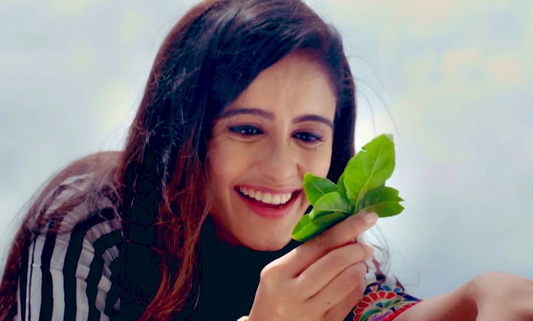 vibs_0987's tweet photo. @asjadnazir @asjadnazir Sir, #AyeshaSingh is one of d perfect role model for present generation. She is showing while staying grounded how one can reach d sky. Way to a successful life starts with recognizing ur talents, pursuing &amp; finding ways to achieve ur goals.
#GhumHaiKisikeyPyaarMeiin https://t.co/mHkp3mbpwu