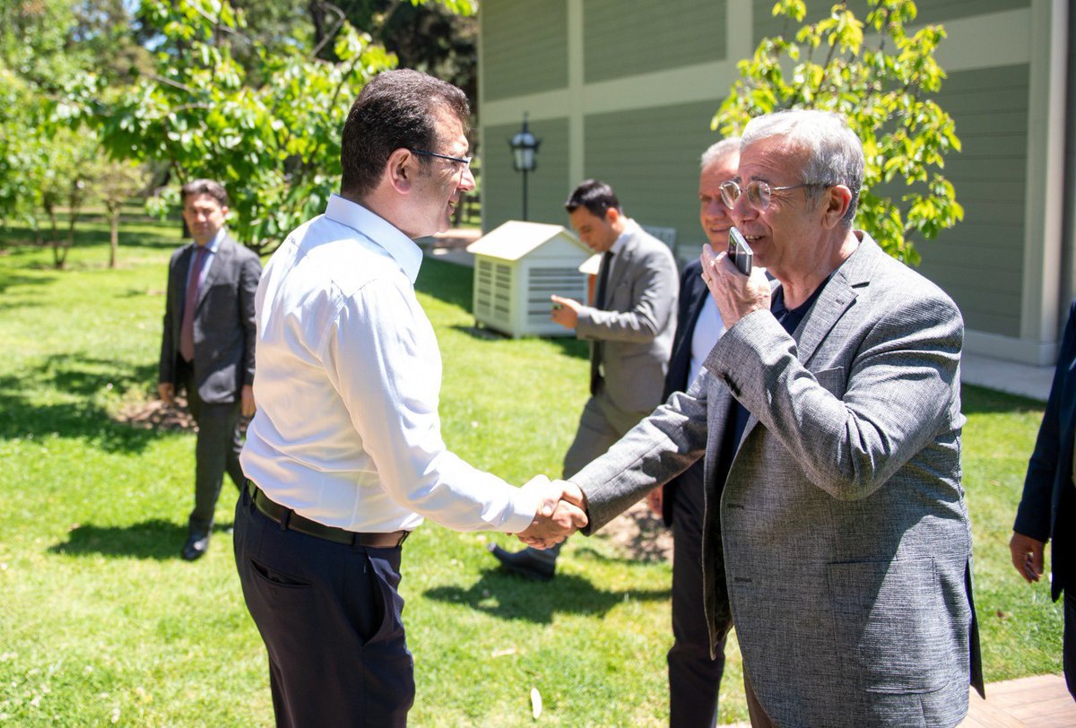 Bazı haber sitelerinde, Ekrem İmamoğlu ve Mansur Yavaş’ın miting alanında tokalaşmadığı iddia edildi. Halbuki İmamoğlu ve Yavaş, Florya’da buluştu ve mitinge birlikte gitti.