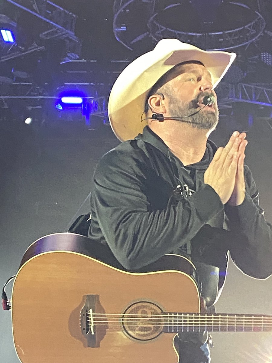 HeatherRayneSc1's tweet photo. #askgarth Best birthday weekend EVER with friends of 40 years and new Garth friends/family- best damn crowd ever. Thank you Garth for an amazing birthday and thanks Tammy @Pitt5_GB7 for sharing the ultimate Garth Adventure!!!! GB come back soon!!! https://t.co/aNXdZCX0iu