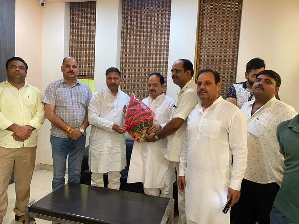 ranashersingh17's tweet image. आज #राष्ट्रवादी_जनलोक_पार्टी(सत्य) के कार्यालय पर #दिल्ली_विधानसभा के पूर्व स्पीकर श्री मतीन अहमद जी ने शिष्टाचार भेंट की ! एक बहुत ही अच्छी विचारधारा और राष्ट्र के प्रति अच्छी सोच रखने वाले नेता से मिलकर सभी को खुशी हुई !
जय राजपा तय राजपा