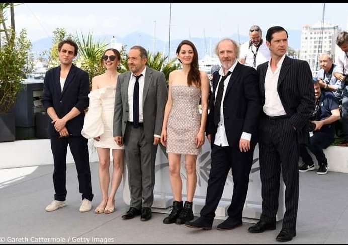 DorettBouwe's tweet photo. Benjamin Siksou, Cosmina Stratan, Patrick Timsit, Marion Cotillard, Arnaud Desplechin, Melvil Poupaud https://t.co/2MtHdoETEy