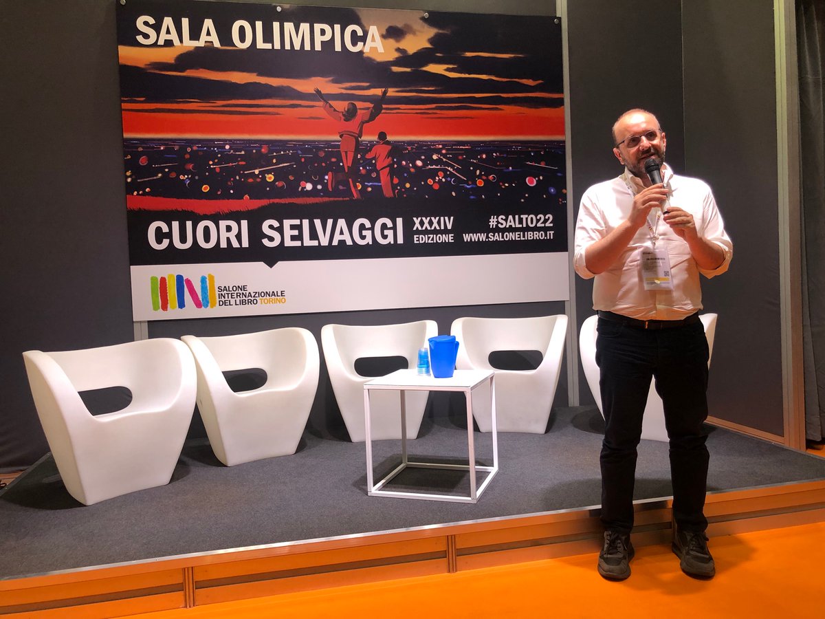 giusmo1's tweet photo. Il sindaco di Torino @lorusso_stefano e @mauroberruto presentano il premio “Gianni Mura” al @SalonedelLibro. Uno sport di #cuoriselvaggi ❤️ @repubblica @ale_grazioli @AnonimoQuadraro https://t.co/9iwlFcAEm1