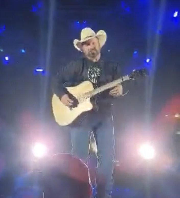 HeatherRayneSc1's tweet photo. #askgarth Celebrated 49th birthday at Gillette with friends of almost 40 years (and 50,000+ new ones!) and the greatest cowboy ever -dreams DO come true! @Pitt5_GB7  ♥️♥️♥️ https://t.co/e5qEWjqnZF