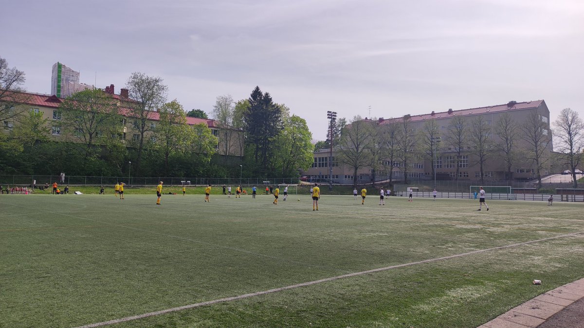 Sunnuntaitöissä Parkissa ilahdutti P14 Ykkösen matsin ÅIFK-FC Haka intensiivinen taisto sarjapisteistä sekä Hakan nuoren valmentajakaksikon (-04 synt.) energisyys. He olivat vain 3 vuotta sitten SPL:n aluetoiminnassa pelaajina, ja nyt koutsaavat aluetoimintaan tulevia talentteja.