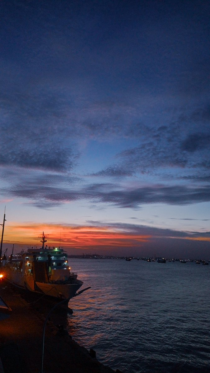 faafrizal's tweet image. mulai timbul pertanyaan,"sampai kapan akan sebahagia ini berjalan sendirian ?"