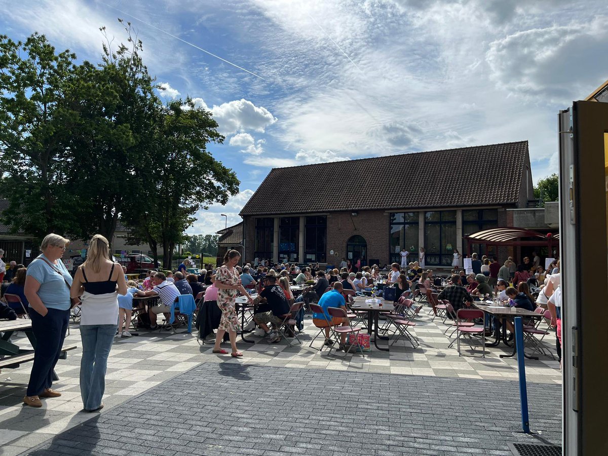 sgrSCOOP's tweet photo. Ook in Spectrum Buken was er een heel fijne sfeer en trok de nieuwe infrastructuur de aandacht. #schoolfeest #bbq #freepodium #sgrSCOOP https://t.co/csj6a3bRtP