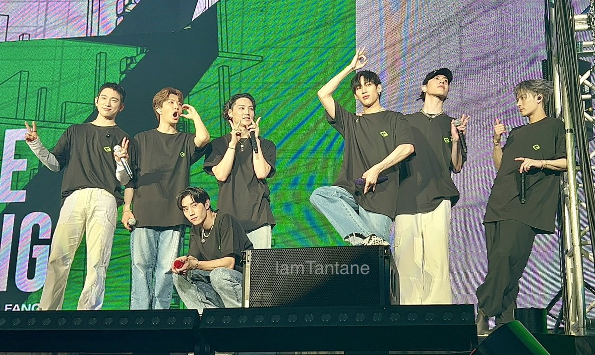 eliribenas's tweet photo. esses dois duas de fancon foram incríveis, nunca pensei que viveria isso tão cedo.. eu te amo meus meninos, vou amar e ficar com vcs pelo resto da minha vida, obrigada por serem vcs🥺💚
#GOT7HOMECOMING 
#HOMECOMINGwithIGOT7 
#GOT7 #IGOT7 https://t.co/5SS2btqMzQ