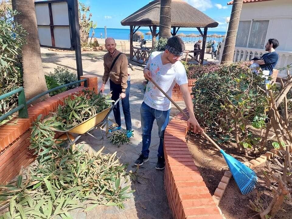 PROJUVEN's tweet photo. Youth workers had the task to spread their #new knowledge through outdoor #green #raiseawareness campaign done in Benalmádena, Spain https://t.co/OU8pJcuics