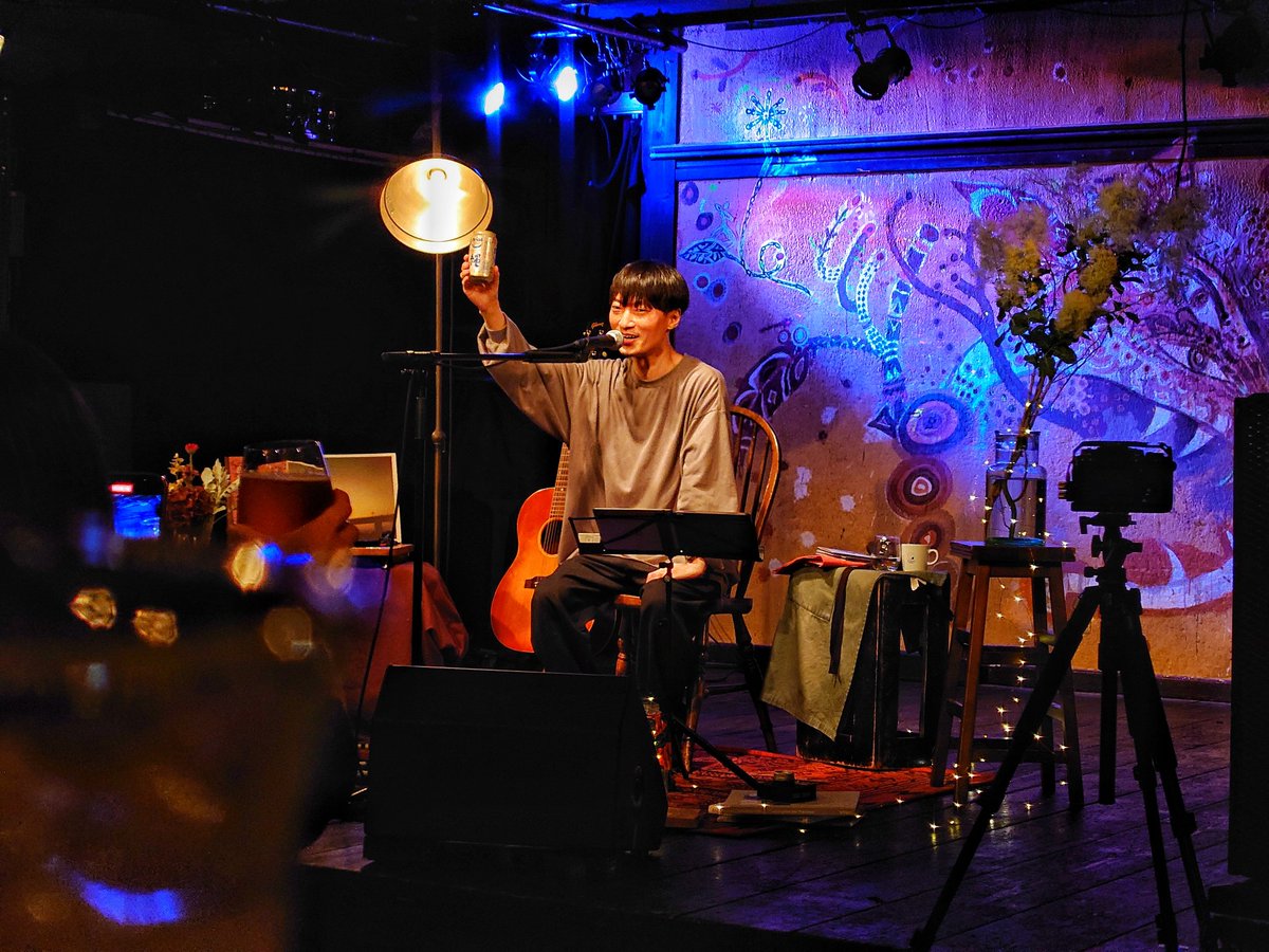 suu_bouzu's tweet photo. 2022.5.22(日)
RYOSUKE SUNSET
2nd acoustic oneman live
『purpose』
@晴れたら空に豆まいて

RYOSUKEさんの音楽を続けて行くことの葛藤を知り、最後の曲で感極まる彼を見てもらい泣きをする

RYOSUKEさん、これからもあなたの音楽を聴かせてください

久しぶりの乾杯🍻
嬉しかったです https://t.co/pgRmD67k8P