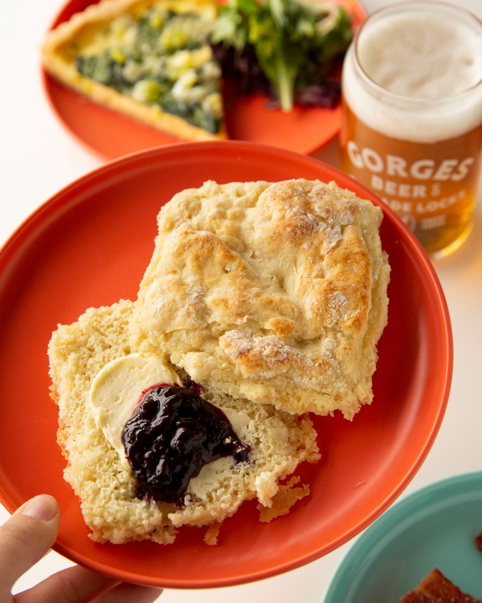 Catch brunch from 10-2 today in Cascade Locks!  Order Sara's Croque Madame, French Toast or homemade biscuits...and homemade cinnamon rolls, and candied bacon, and eggs benedict, and so on.  Don't forget a satisfying bloody mary and a mimosa flight!

#brunchinthegorge