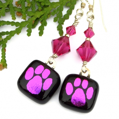 ShadowDogDesign's tweet image. Perfect for a #dog or #cat lover: pink &amp;amp; black dichroic glass #pawprint #earrings w/ Swarovski crystals! bit.ly/BestBuddySD via @ShadowDogDesign #ShopSmall #Handmade #PawPrintEarrings