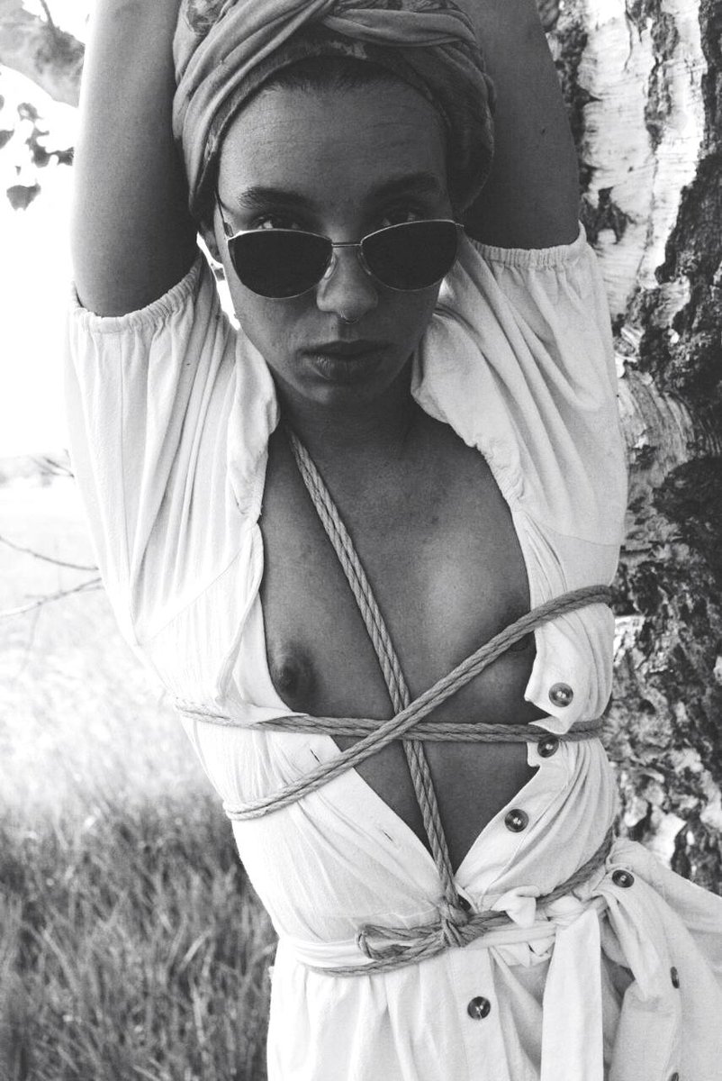 _ssapiehaa_'s tweet photo. Being tied in nature is my new favourite pastime. 
🕸️+📸: ShibariSari https://t.co/iHXgJc75bn