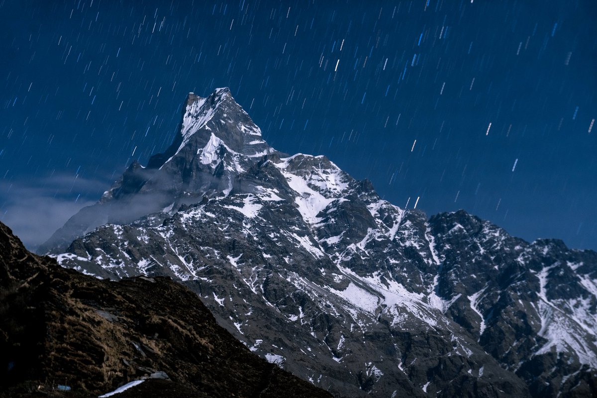p_poshan's tweet photo. Mt. Fishtail (Machhapuchhre Himal) with star tails !  

#kushalphotos #astrophotography #startails #mardihimal #fishtail #Machhapuchhre #travel #nature #photography #adventure #explore #nepalhimalaya https://t.co/bEPJjyyIZS