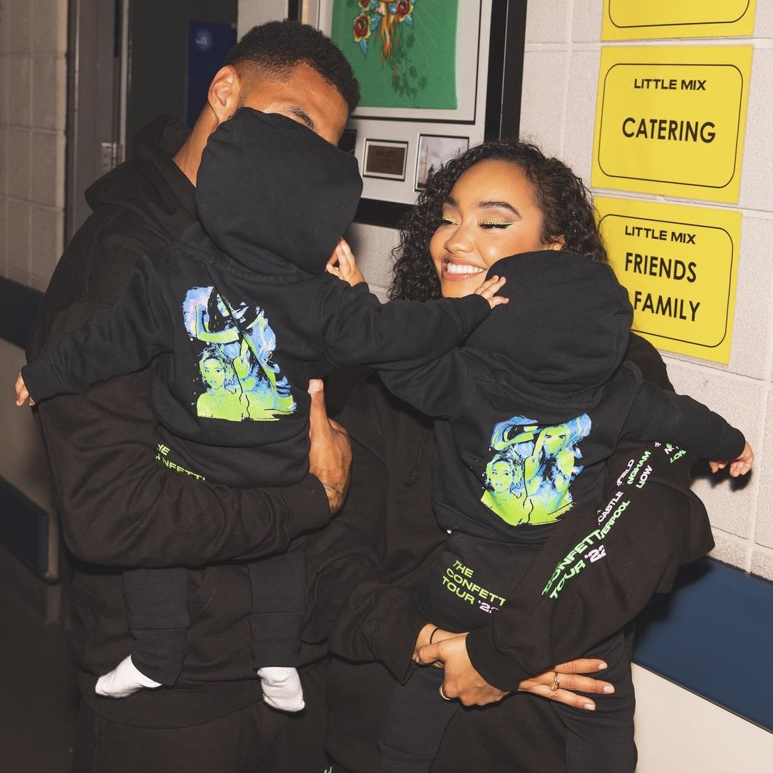 📲| Leigh-Anne with Andre and her bubbas in the #ConfettiTour backstage wearing the Little Mix Tour Merch ! 🥹✨🖤

‘🖤🖤🖤’