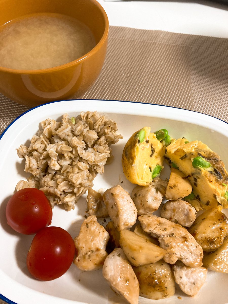 sachi1109co's tweet photo. 2022/05/22 20:00

晩ごはん

total

摂取　1,365Kcal
消費　1,821Kcal

P 18%
F 15%
C 67%

プチトマトを購入したのでようやくご飯に彩りが生まれました🫠💓

 #gobe3 https://t.co/uoDnCvk87O