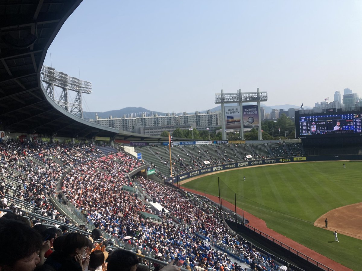 lucerichiz's tweet photo. Mi primera vez en el estadio Jamsil viendo a mi equipo Lotte #Giants directito de Busan. El béisbol es un deporte muy amado en Corea. Así que si vienen tienen que ir a un partido. #teambusan ❤️ y vi jugar a Lee dae ho considerado uno se los mejores beisbolistas de la nación 🇰🇷⚾️ https://t.co/X1SjoI9LCV
