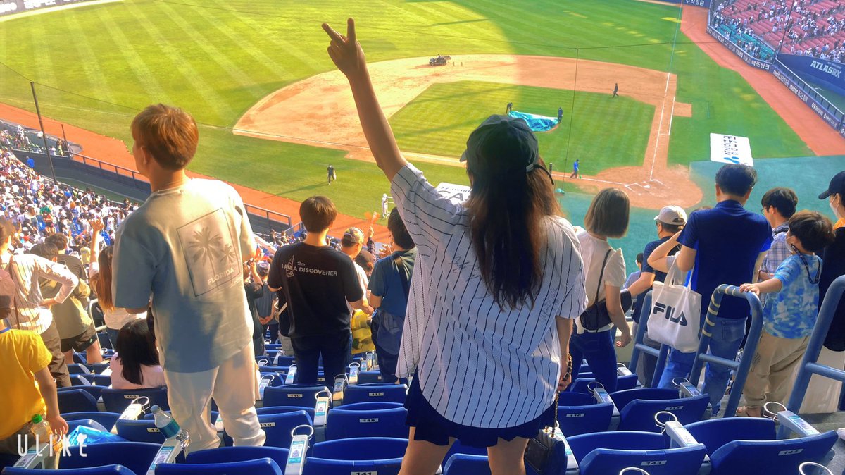lucerichiz's tweet photo. Mi primera vez en el estadio Jamsil viendo a mi equipo Lotte #Giants directito de Busan. El béisbol es un deporte muy amado en Corea. Así que si vienen tienen que ir a un partido. #teambusan ❤️ y vi jugar a Lee dae ho considerado uno se los mejores beisbolistas de la nación 🇰🇷⚾️ https://t.co/X1SjoI9LCV