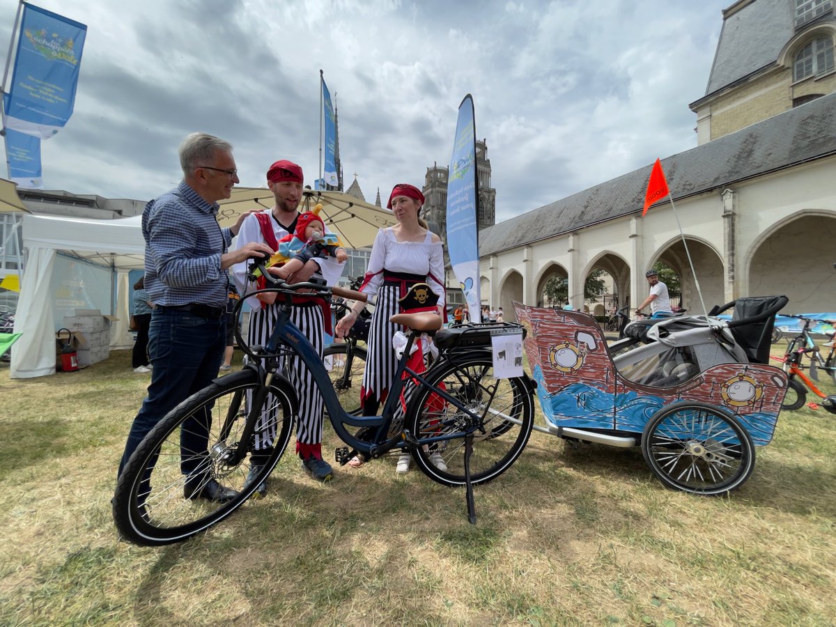 RCValdeLoire's tweet photo. #Vélo 🚲
🎉 Un grand succès pour le @velotour #Orléans ! Le Président @fbonneau a remis un vélo électrique offert par la @RCValdeLoire aux gagnants de notre concours de déguisements : bravo à la "famille pirate" ! 🏴‍☠️
 
🙏 Les Échappées à Vélo continuent ↙️
https://t.co/oemfbziBzz https://t.co/VsRmtWMfYN
