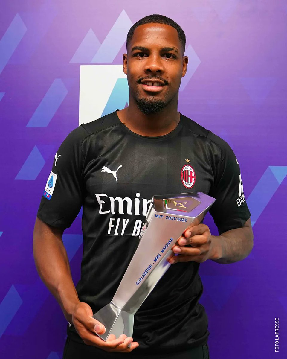 SerieA's tweet photo. Le ali di Magic Eagle sul premio di miglior portiere della #SerieATIM💎 🦅🔴⚫️

#WeAreCalcio https://t.co/kUarAGLVK7