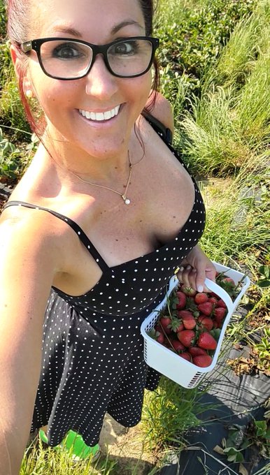 Sunday 🍓 picking! LOVE THEM PLUMP AND JUICY!  https://t.co/ncHFpHzjhI https://t.co/aYRfGyq70s<a href="/tag/newprofilepic"class="tags"><span>#newprofilepic</span></a>
