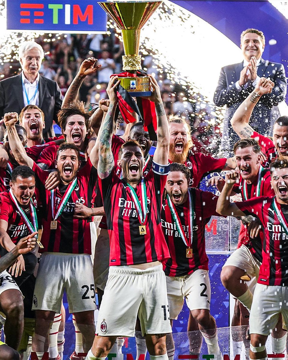 433's tweet photo. Campioni d’Italia! 🏆🔴⚫️ https://t.co/BaJC3Texf4
