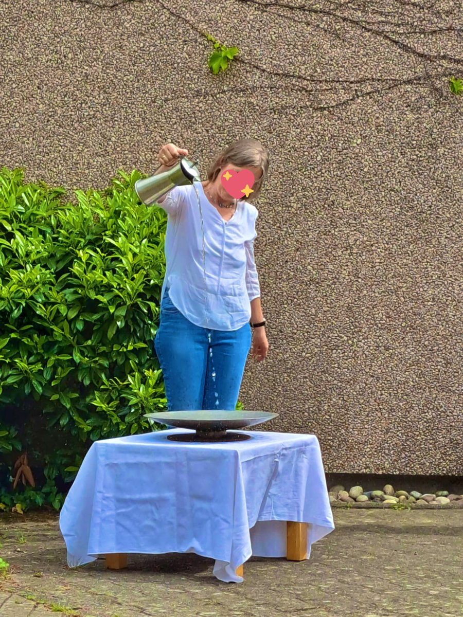 pfarrerinP's tweet photo. Nach Corona der erste Tauferinnerungsgottesdienst! Besonders bewegt hat mich, dass wir Passagen auf urkranisch übersetzt haben und unseren Glauben zweisprachig bekannt haben! #taufe #waspfarrerinnensomachen https://t.co/0eHhCysjk4